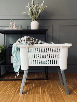 Vasketøjskurv med foldbar ben