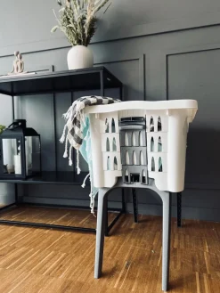 Vasketøjskurv med foldbar ben