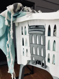 Vasketøjskurv med foldbar ben