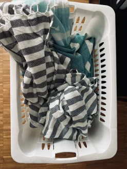 Vasketøjskurv med foldbar ben