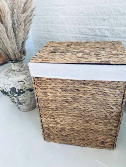 Vasketøjskurv med låg og inderpose