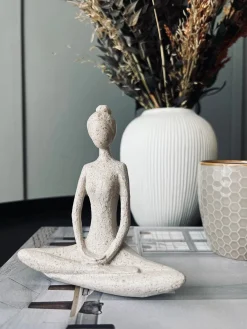 YOGA - Small white Lady